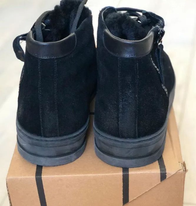 Черевики з натурального замшу з натуральним хутром всередині.