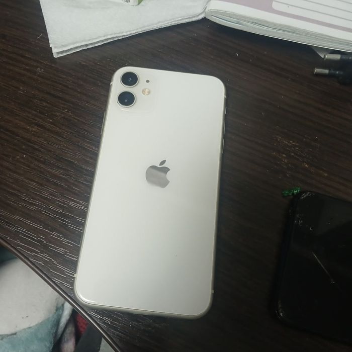 Продам 11 айфон нормальном состаяней