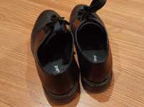 Sapatos com cordões de cetim pretos