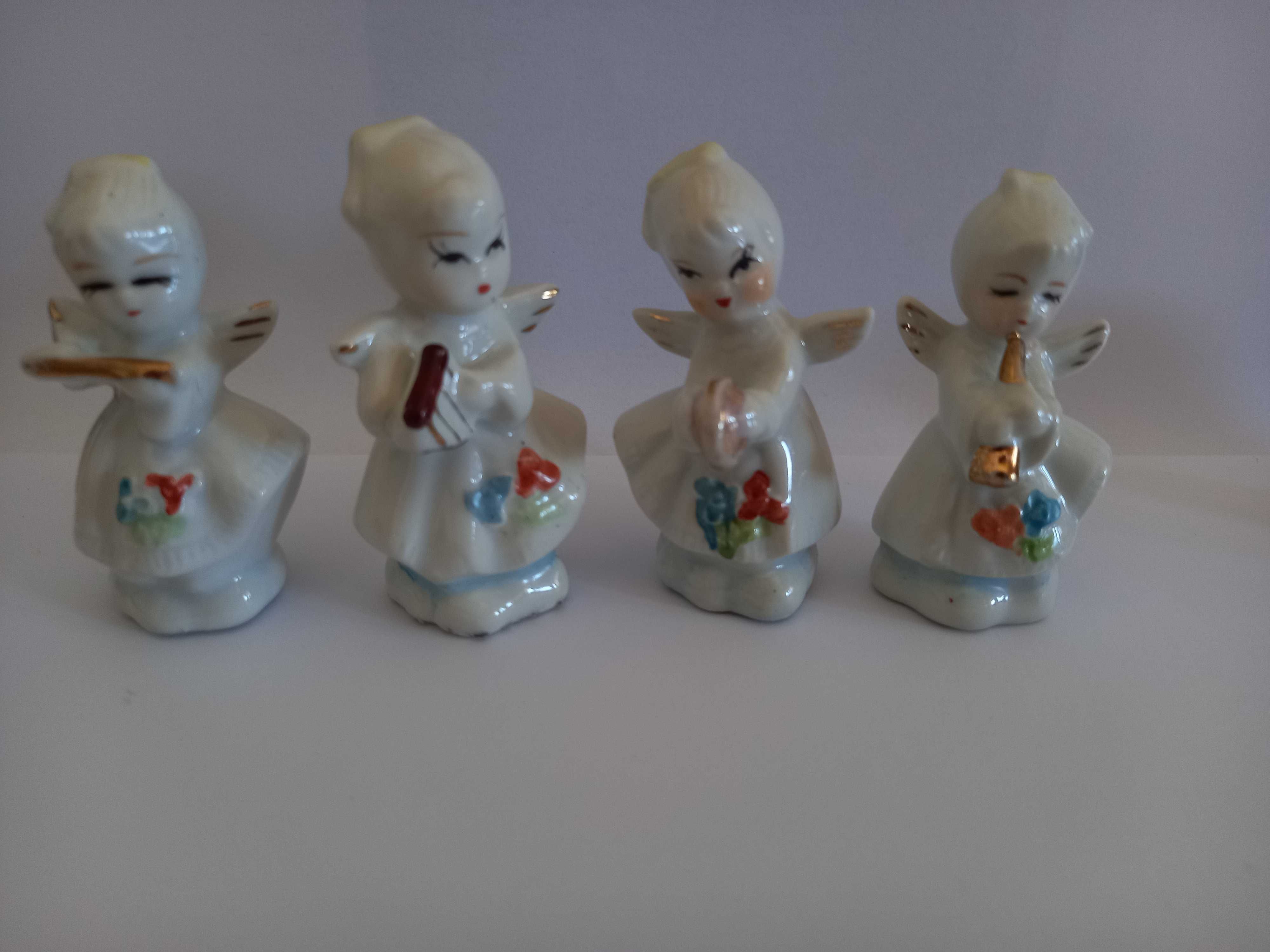 4 anginhos em miniatura de porcelana com intrumentos musicais