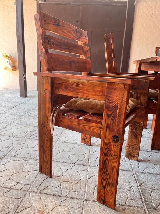 Деревʼяний стіл  зі стільцями