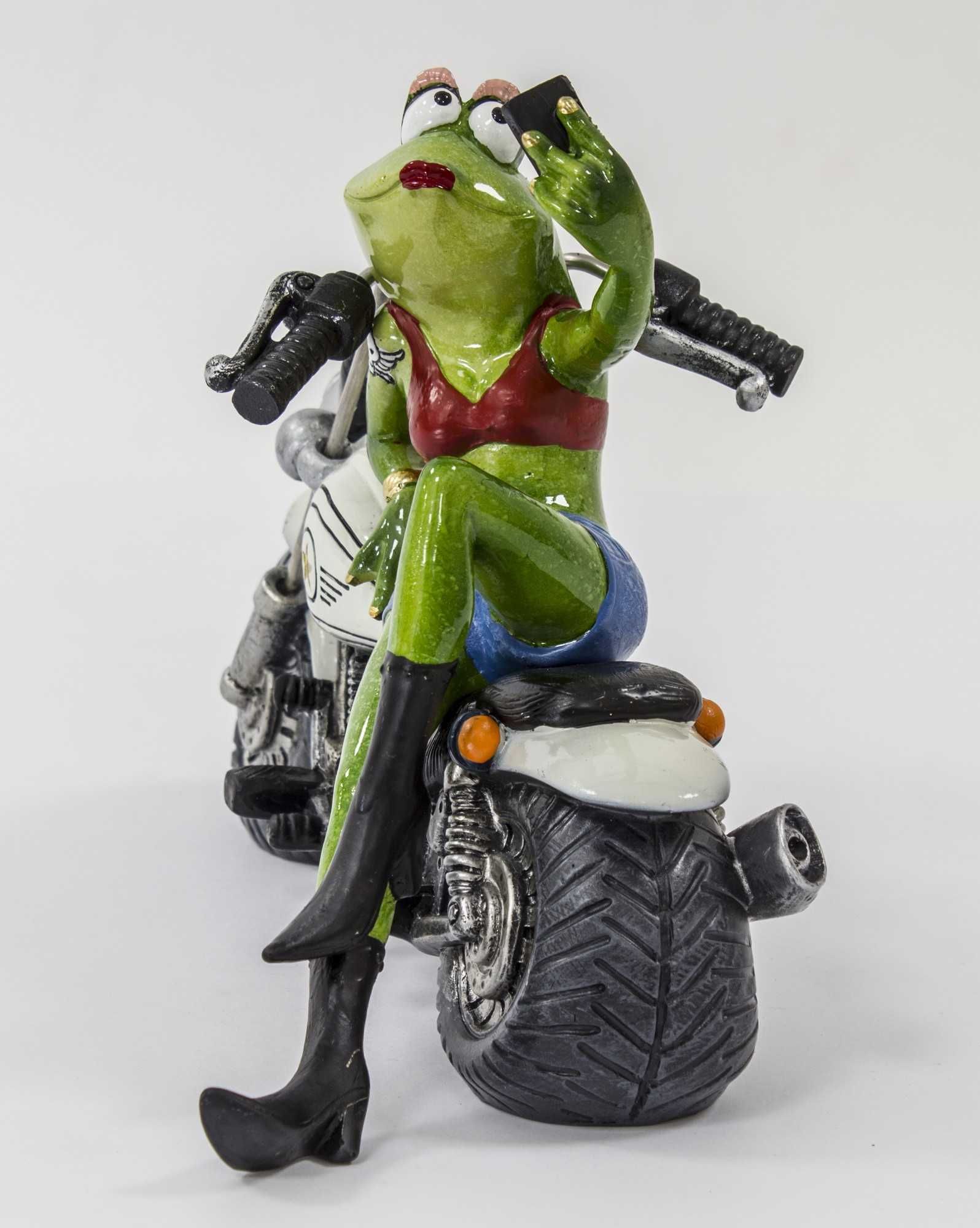 Żaba robi selfie na motorze