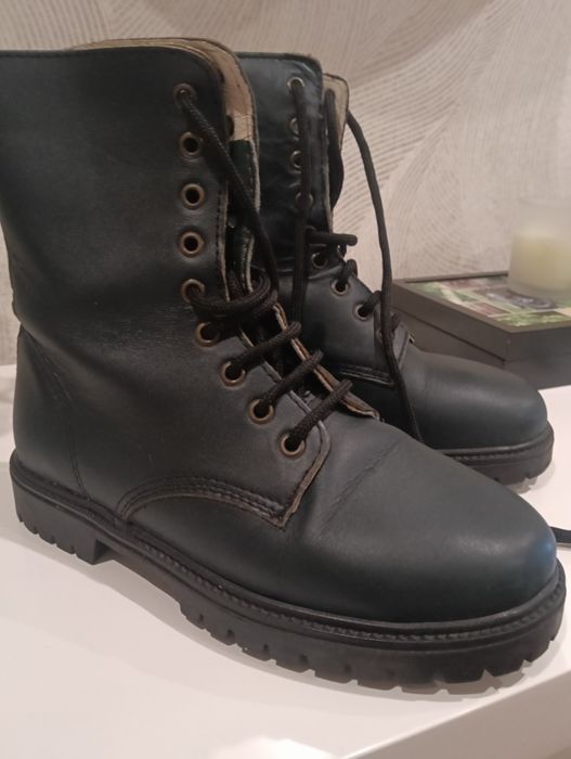 Bota em pele verde, pelo tornozelo com cordões