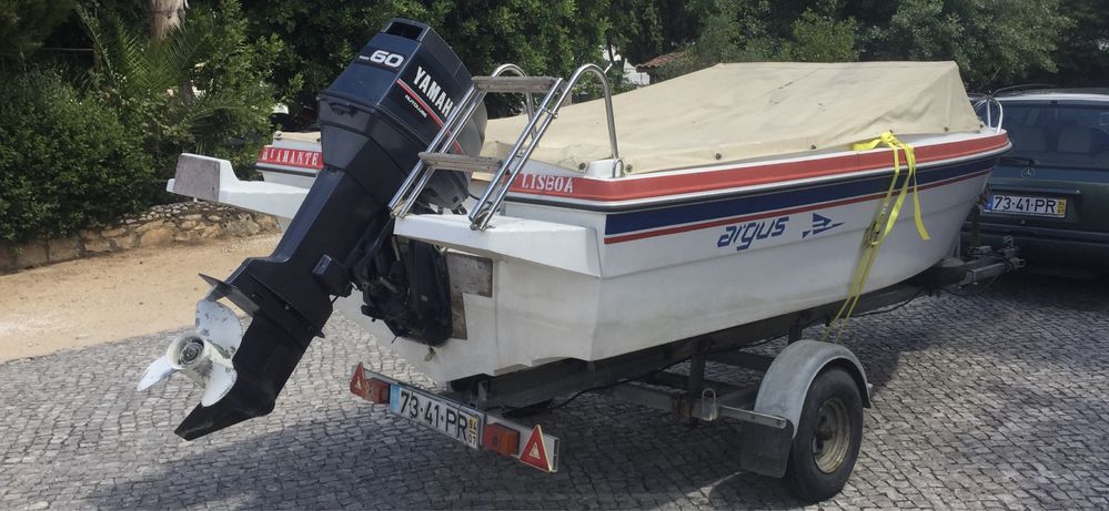 Barco Argus 505 com atrelado, usado em água doce