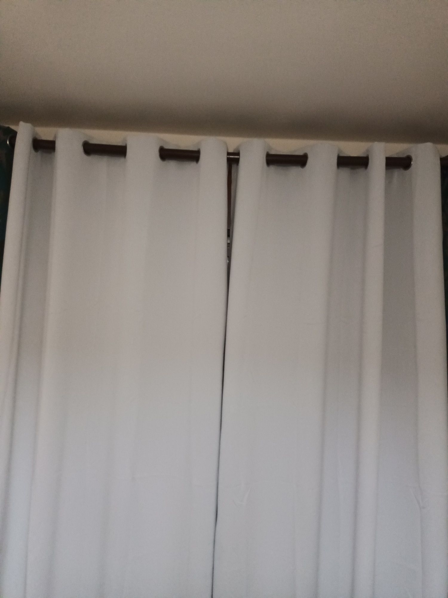 Cortinados cinza claro opacos de argolas