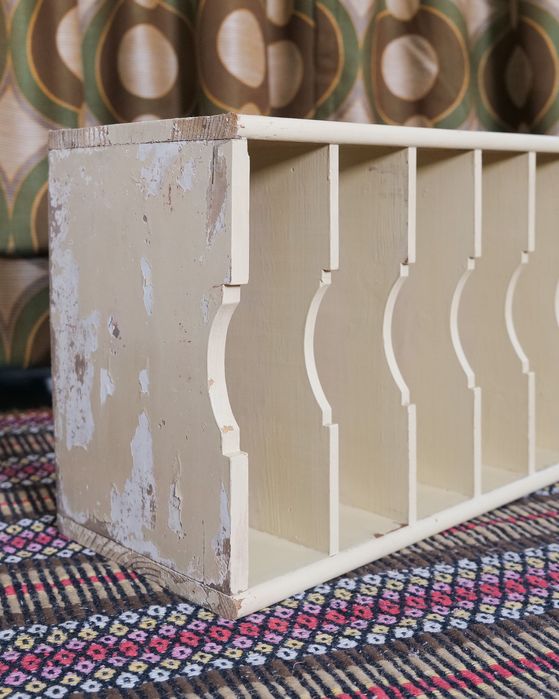 Estante de parede antiga em madeira