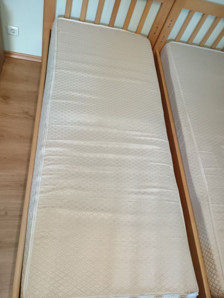 Продам ліжко з матрацом.