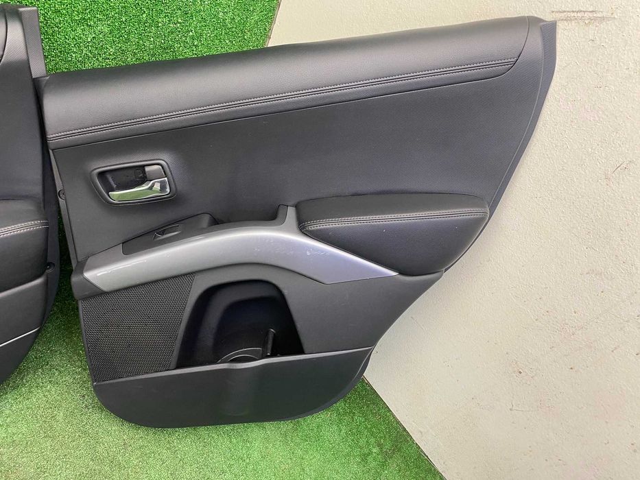 Дверні карти салону Mitsubishi Outlander XL