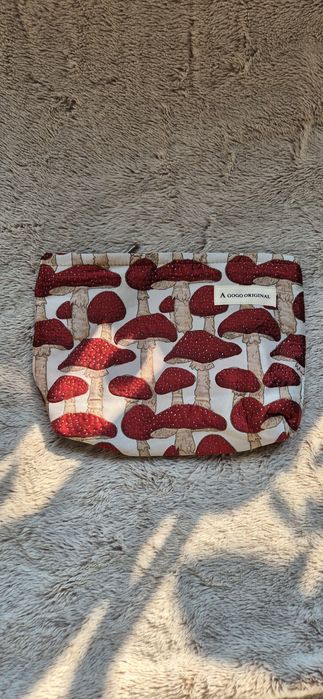 Piękna duża Kosmetyczka w muchomory