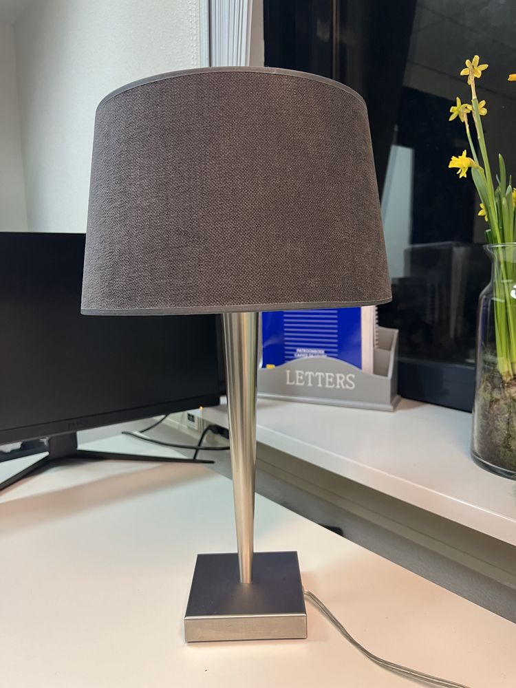 Настільна лампа на металевій ніжці з Нідерландів.