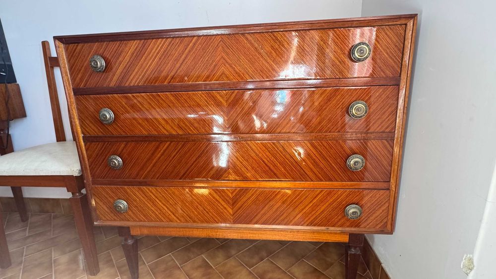 Mobília de quarto de casal antiga em muito bom estado