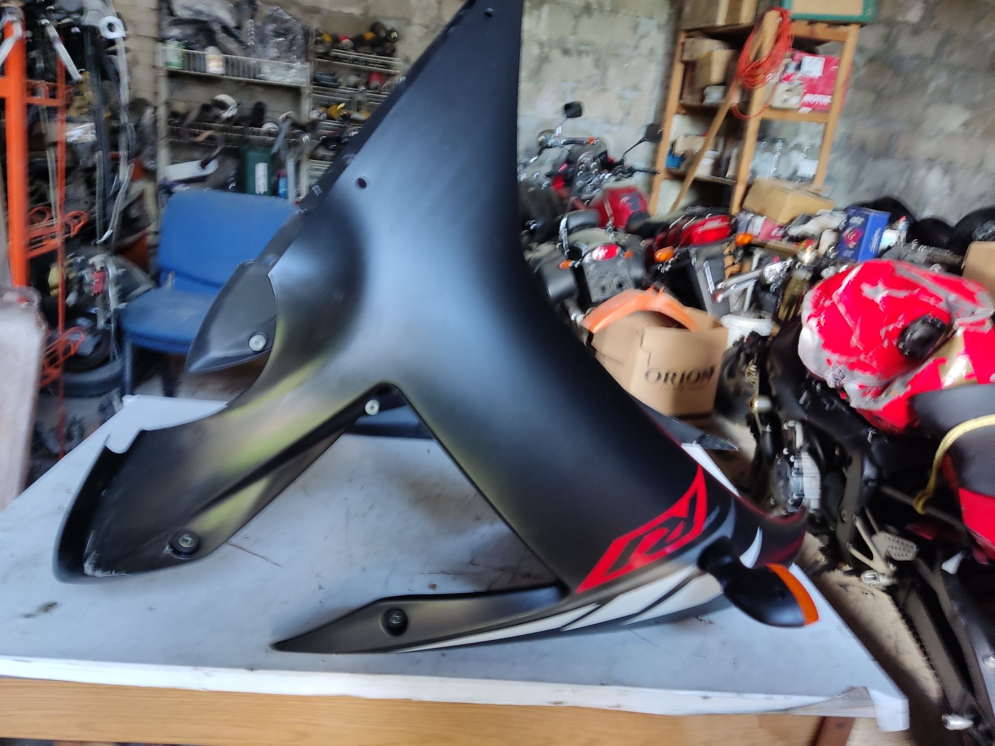 Yamaha R1 rn09 bok owiewka łącznik komplet