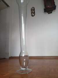 Wysoki szklany wazon