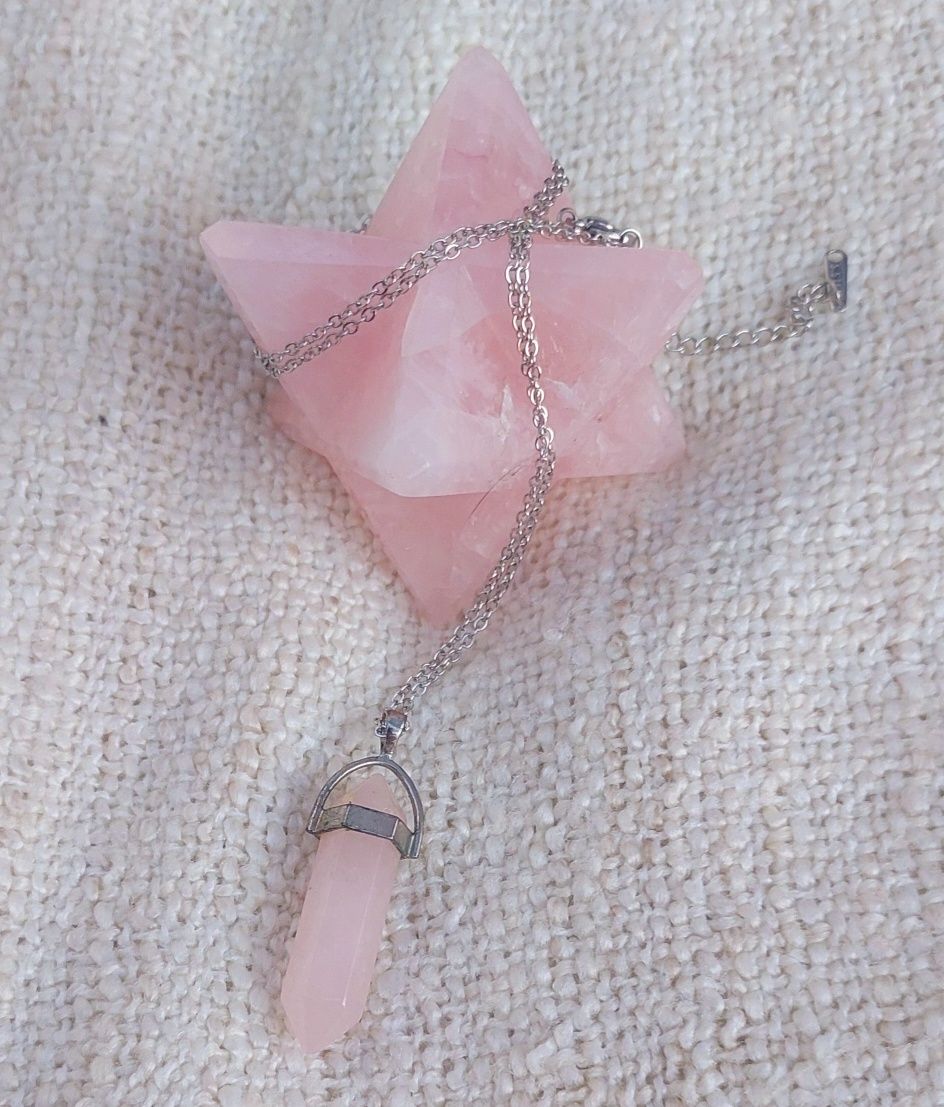 Colar aço inoxidável prateado com pingente de pedra quartzo rosa