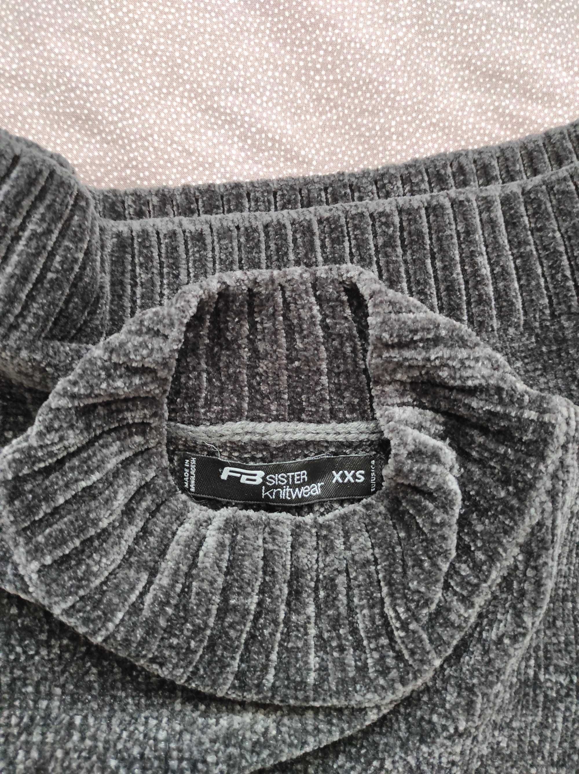 Czarny sweterek z półgolfem z szenili New Yorker XXS