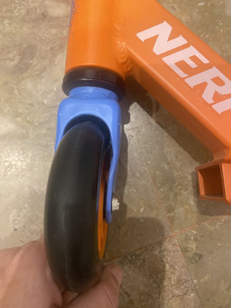 Trotinete Nerf impecável