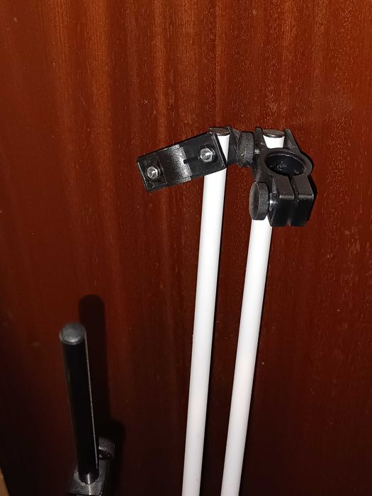 Candeeiro de pé e suportes metálicos