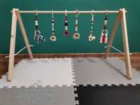 Szeroki Baby Gym stojak edukacyjny drewniany dla bliźniąt
