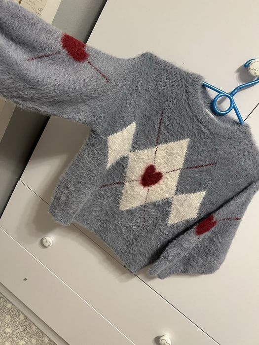 Sweter zara 122 szary z serduszkiem.
