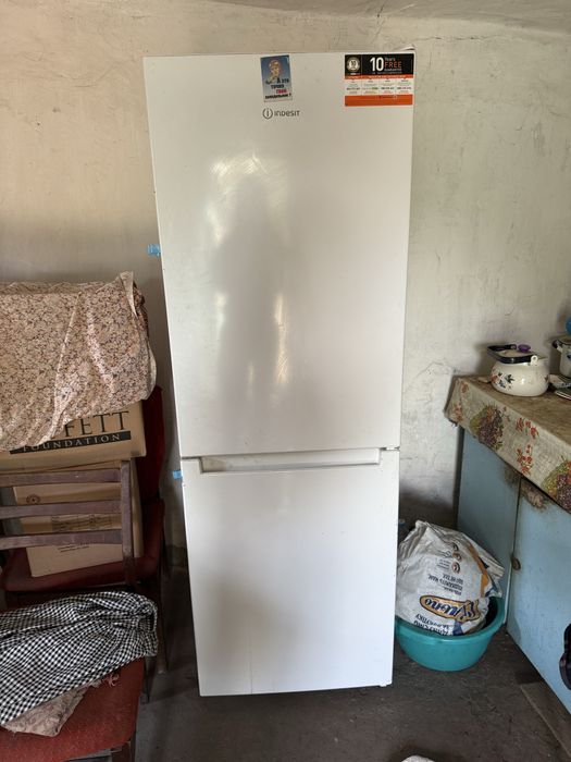 Продам холодильник indesit