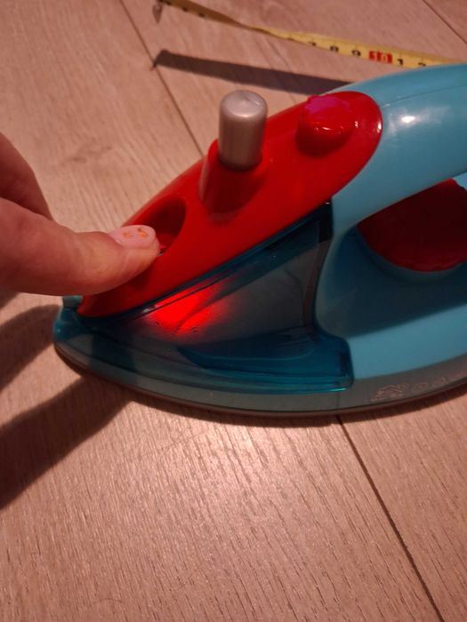 Zabawka żelazko one two fun i zmiotka z szufelką