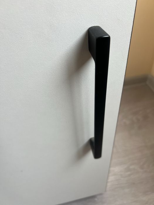 Тумбочка біла з чорним