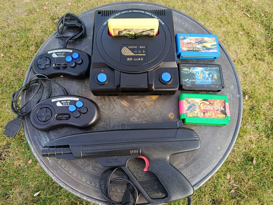 Konsola BS-500AS wraz z akcesoriami, jak na zdjęciach.