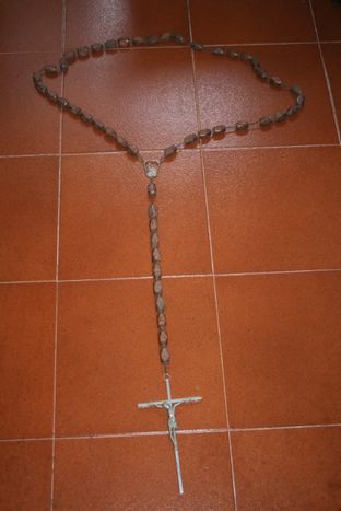 crucifixos /terços parede antigo cortiça / contas trabalhadas