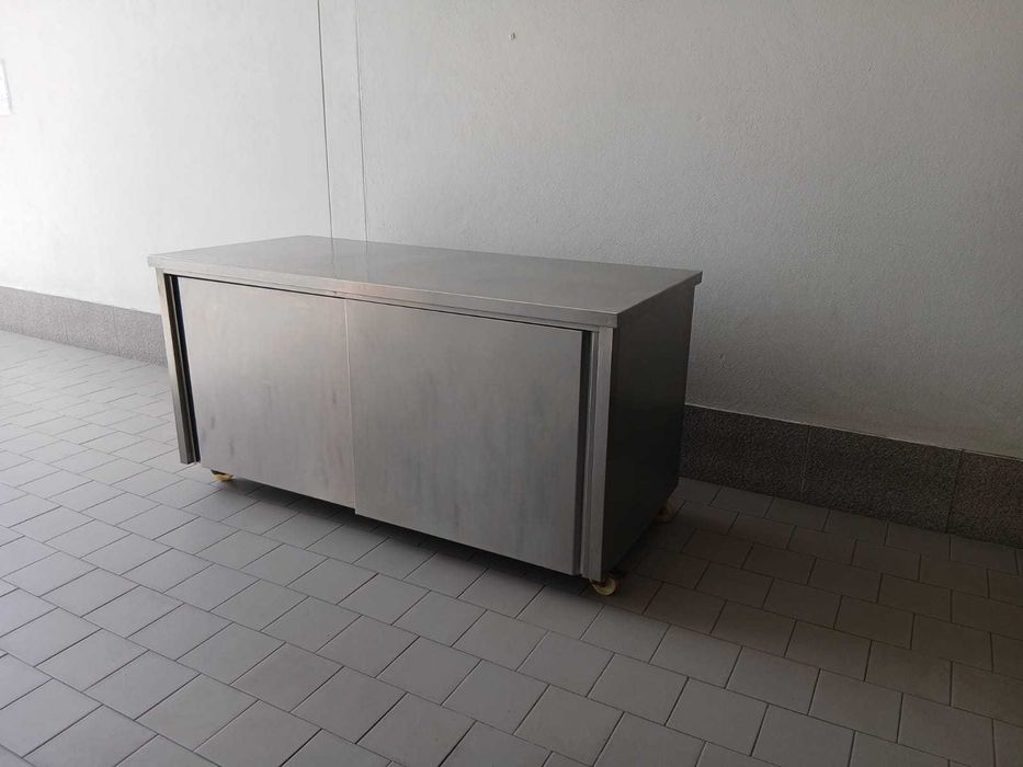 Bancada de trabalho inox com rodas portas de correr toda fechada