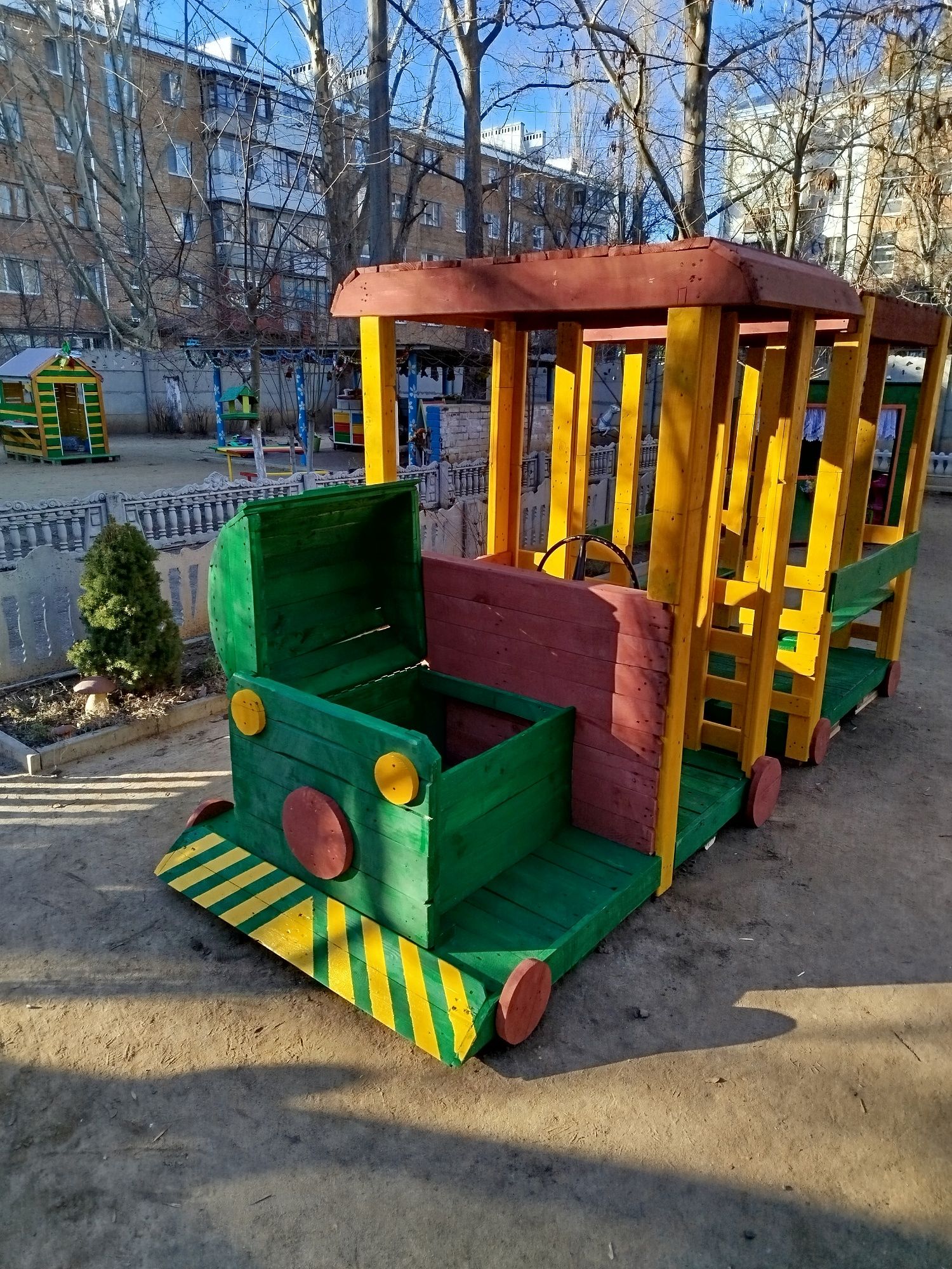 Виготовлення будиночків, машинок, паравозиків з палет для дітей