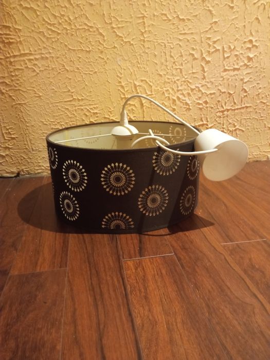 Lampa sufitowa w kolorze brązowym