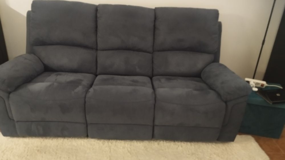 Vendo sofá mais cadeirão em bom estado ainda com garantia