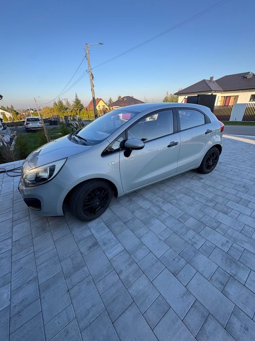 Kia Rio samochod w bardzo dobrym stanie z niskim przebiegiem.
