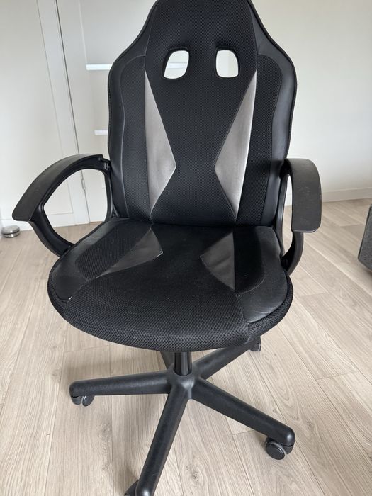 Fotel obrotowy na kółkach