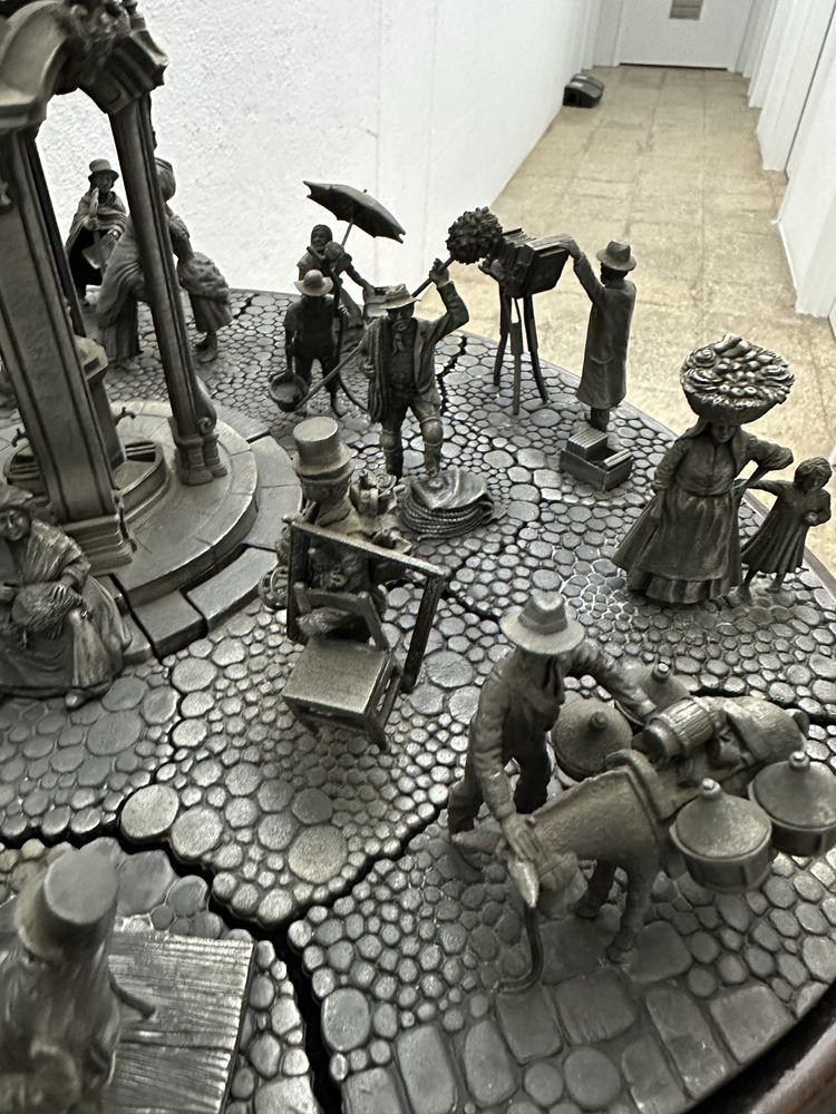 Escultura Ofícios e Pregões de Lisboa Antiga
