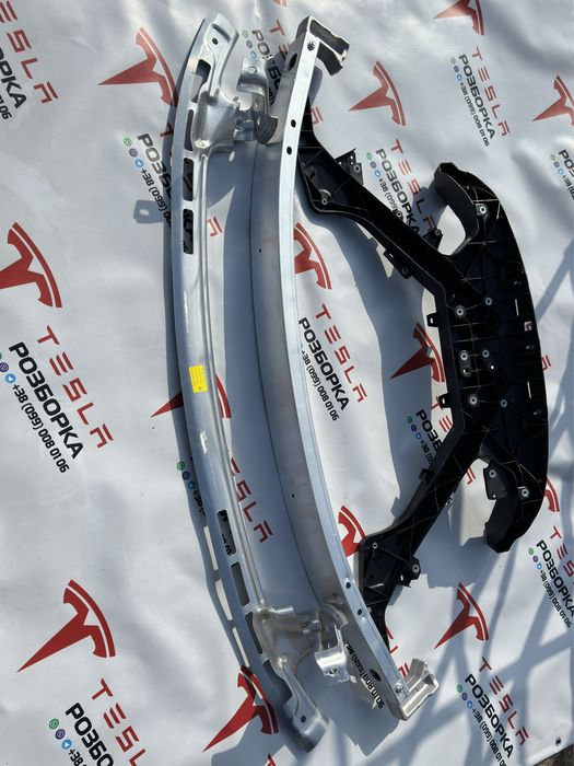 Передняя панель телевизор Tesla Model Y