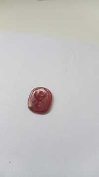 Intaglio/selo estilo romano ou medieval em pedra vermelha.