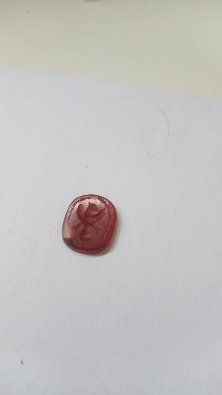 Intaglio/selo estilo romano ou medieval em pedra vermelha.