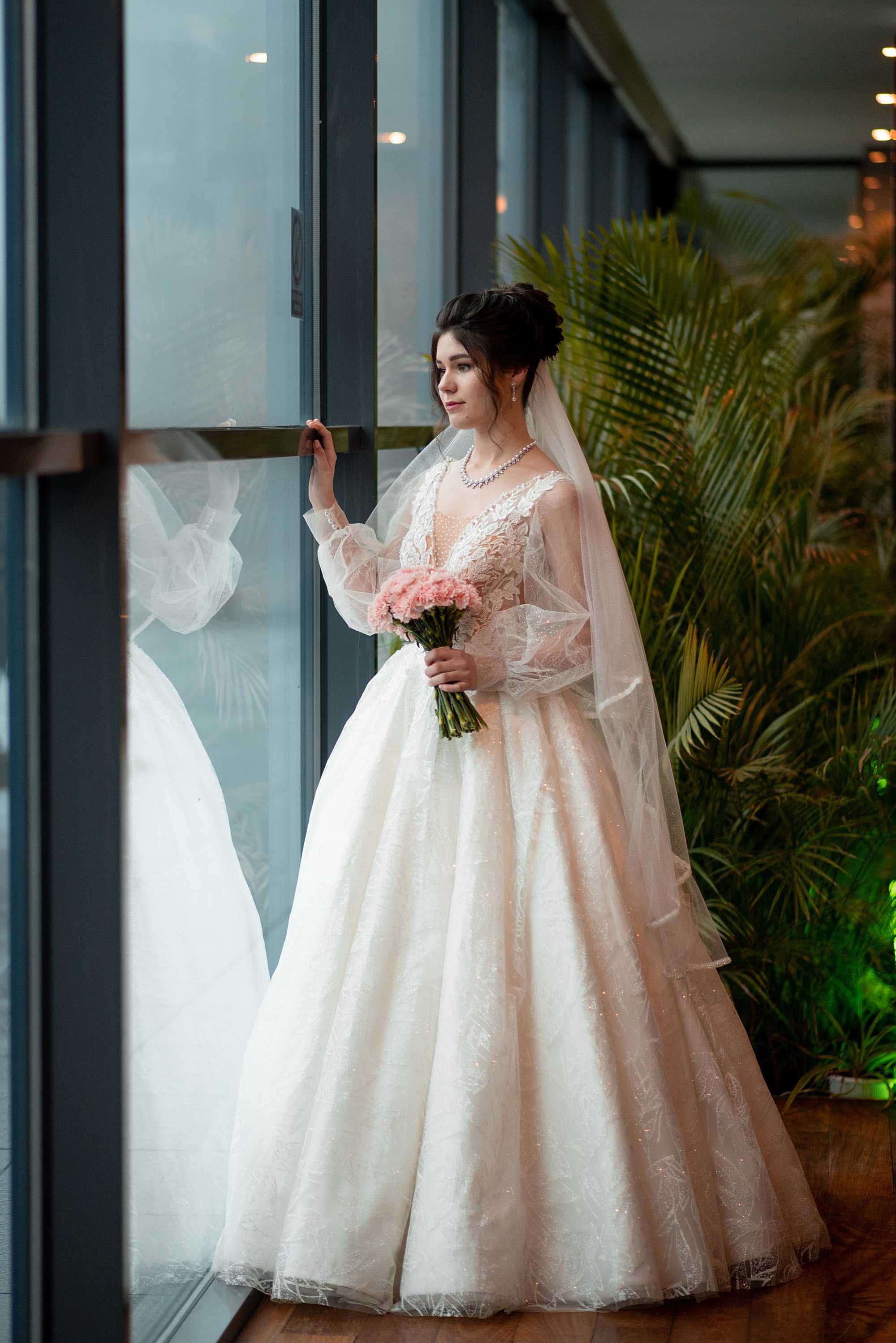 Весільна сукня ефектна, ніжна у гарному стані.