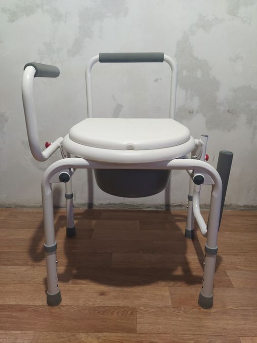 Стул-туалет, с откидными подлокотниками, регулировка высоты.