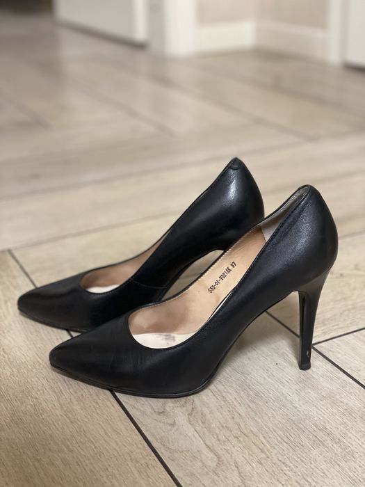 Туфлі лодочки чорні, на каблуці, шкіряні