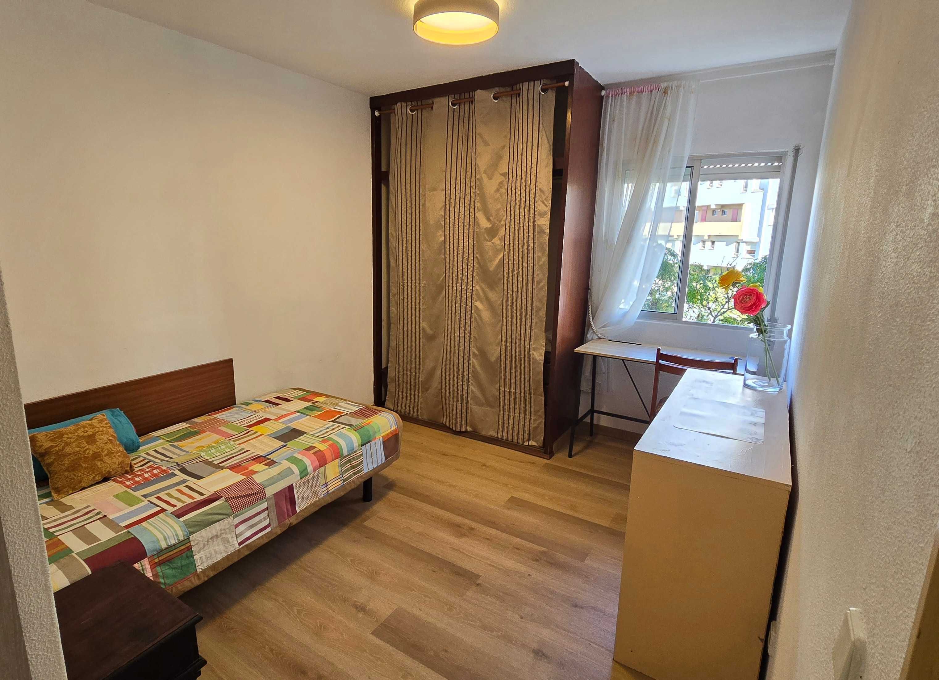 Quarto no centro de Faro próximo de mercado