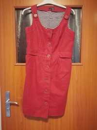 Czerwona sukienka na ramiączkach, rozpinana z przodu. Rozmiar M/L.