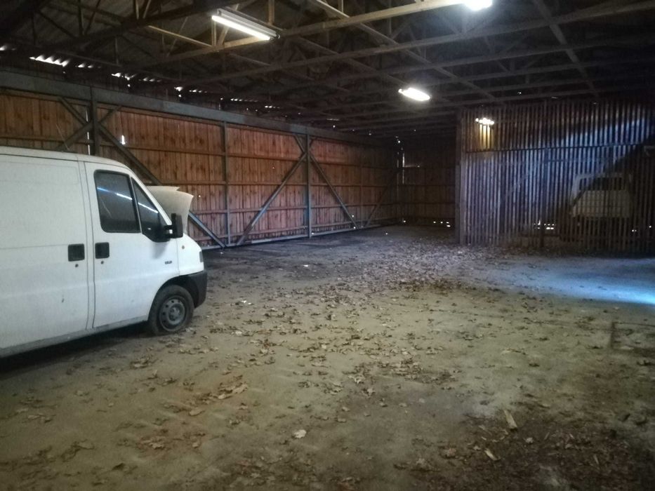 Miejśce postojowe w hali garażowej. Zimowanie łodzi, kamperów, aut