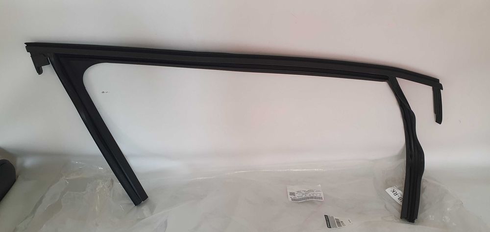 Uszczelka szyby lewy tył Captur 18r- OE Nowa