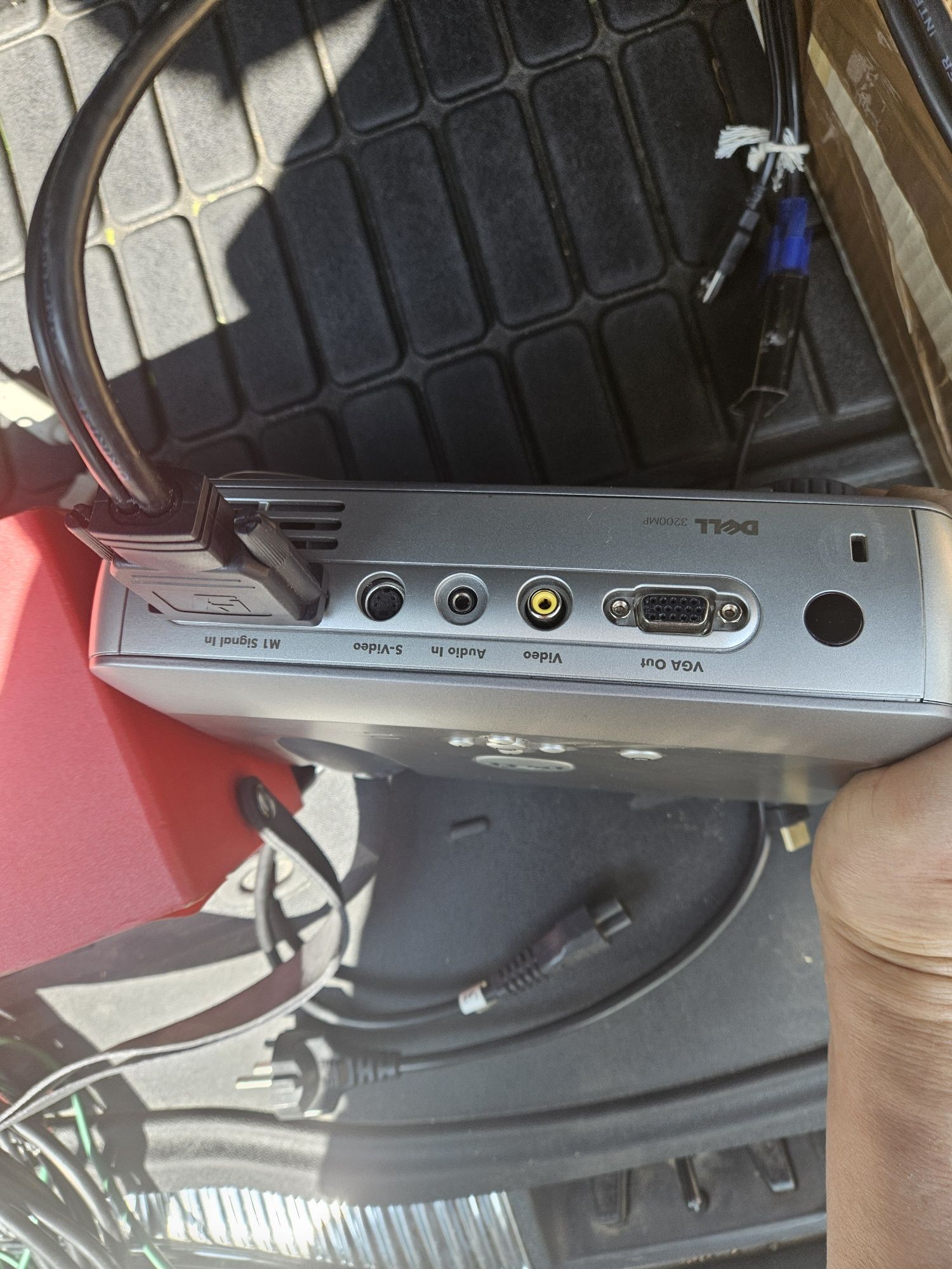 Projektor Dell plus ekran ze stelażem oraz głośnik
