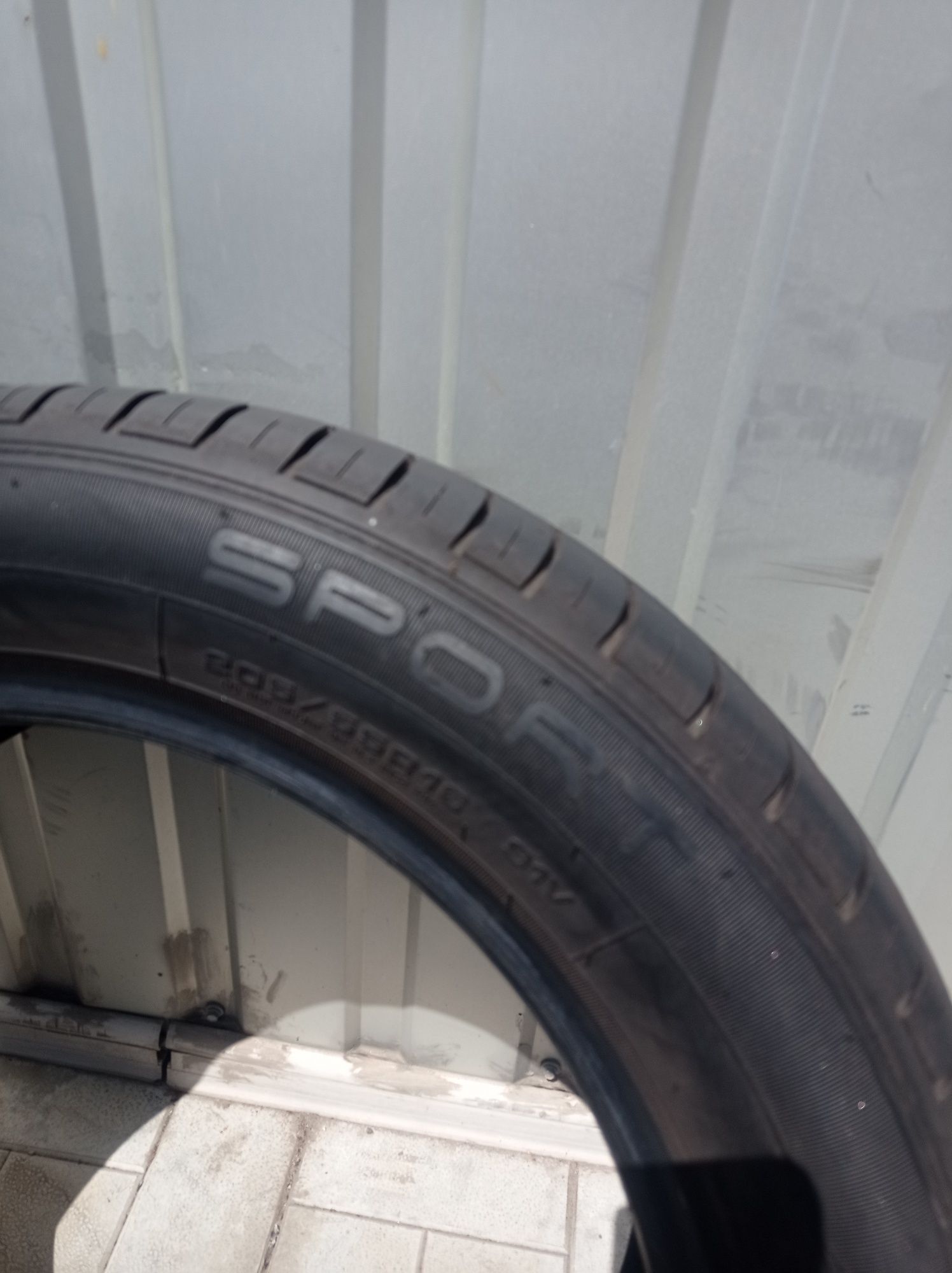 Продам резину 2-ва ската DUNLOP SPORT 205/55 R16