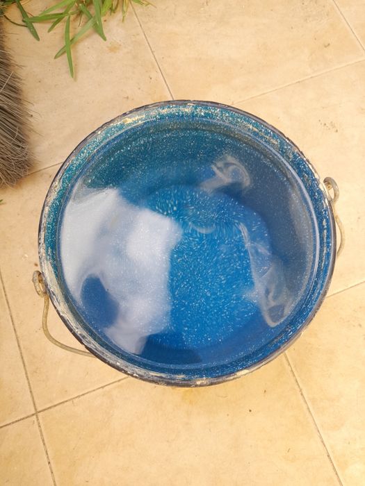 Balde de esmalte não está furado.