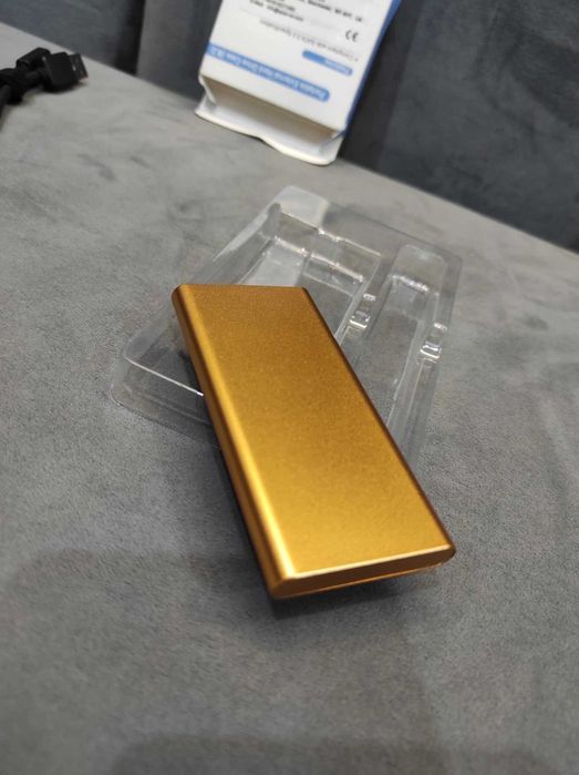 Dysk zewnętrzny HDD 2TB z kablem.
