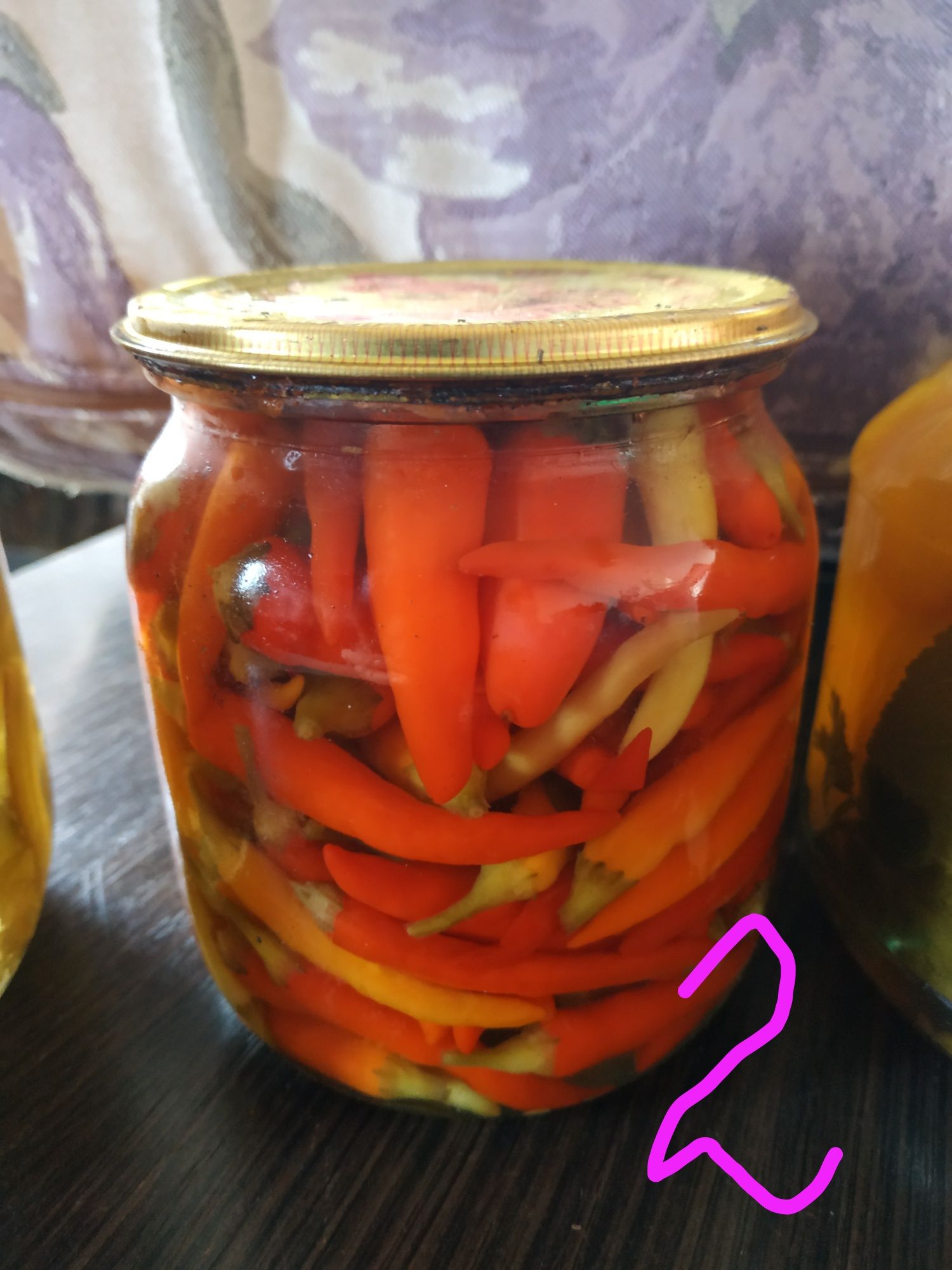 Перец маринованый острый, вяленые помидоры, маринованные листья виногр